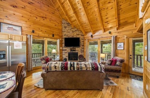 Sevierville House | Deluxe Mountain Cabin in Bear Creek Crossing Resort