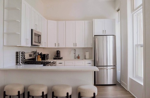 Rush and Division Apartment | Designer Loft 3W | Heart of Gold Coast/River North