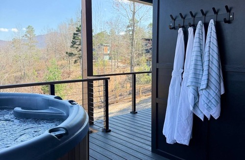 Young Harris House | Designer Mountain Retreat - Hot Tub + Mtn Views + Pickleball + King beds