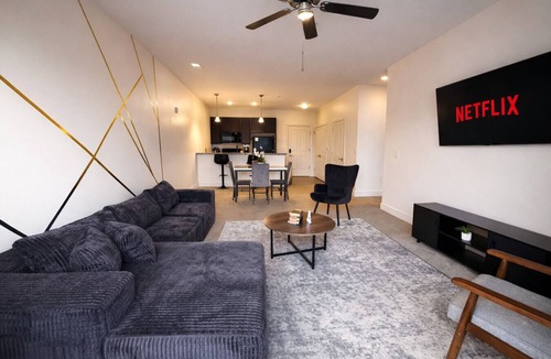 Glen Iris Apartment | Designer UAB Condo | King Bed | Balcony View 2