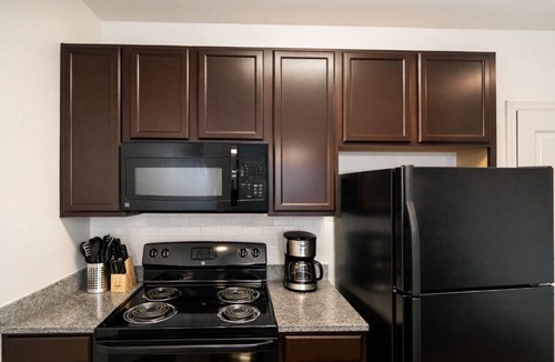 Glen Iris Apartment | Designer UAB Condo | King Bed | Balcony View 2