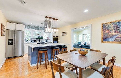 Quinton House | Dew Drop Inn | 4BR Retreat | Lakeside | Hot Tub