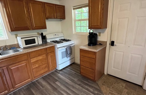 Ashley Oaks Cabin | Direct Windrock trail access Breathtaking views right from your bedroom sleeps 4