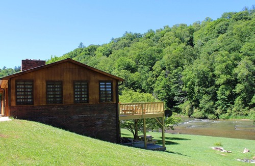 Jefferson Cabin | Discover Your Cool Escape - 4BR/2BA Riverfront w/Hot Tub, Near Zaloo's!