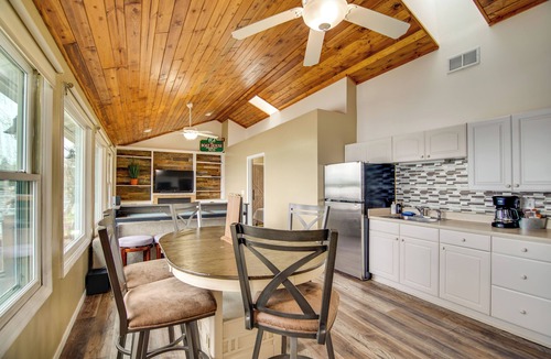 Twin Lakes House | Dock, Deck & Sunsets! Little Bungalow on Lake Mary