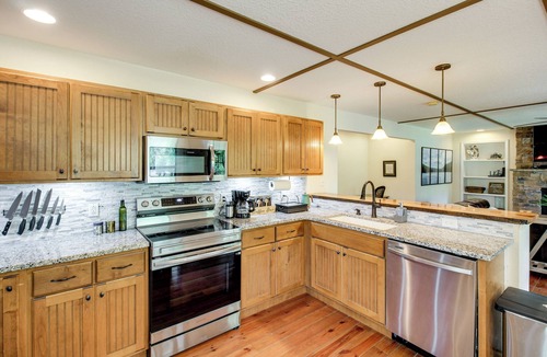 Whiteside Cottage | Dock & Hot Tub: Tennessee River Cabin Getaway