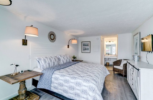 Deltaville House | Dockside Inn