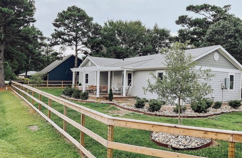 Morehead City Cottage | Dog Friendly Fenced Cottage Minutes from the Water!
