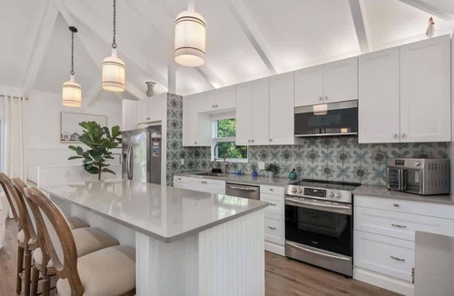 Southern Shores House | Dog Friendly, Heated Pool, Hot Tub, 5Min to Beach!