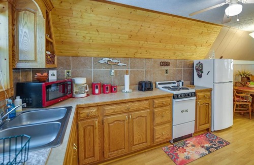 Wellington House | Dog-Friendly Home Rental ~ 5 Mi to Cave Run Lake!