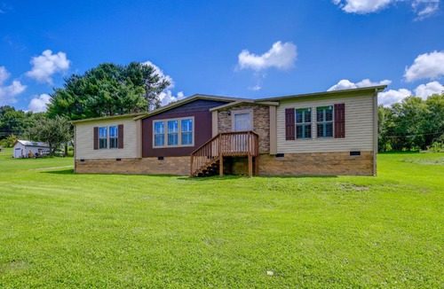Chilhowie House | Dog-Friendly Home w/Mtn Views in Chilhowie!