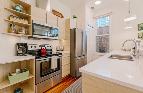 Downtown Asheville Condo | Dog-friendly King BD Full Bath in the Epicenter + Private Outdoor Balcony