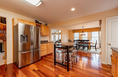 McHenry House | Dog Friendly Lakeside Luxury Close to the Slopes