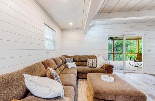 Flat Hollow Marina House | Dog Welcome Waterfront Home Sleeps 12 Firepit