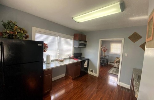 Taylor Berry House | Dolphins Cove | Hot Tub | Near Churchill Downs 2 Bedroom