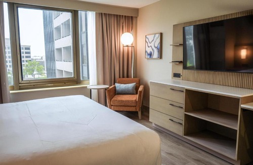Oak Brook Hotel | DoubleTree by Hilton Chicago - Oak Brook