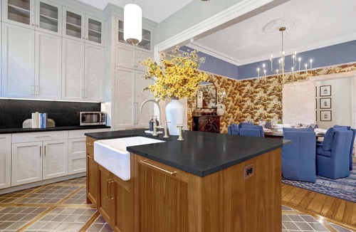 Old Town West House | Downham House - Heart of Old Town, Walk Score 97, & Newly Renovated!