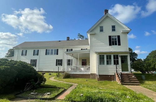 Farnham House | Downings Farmhouse - a Historic 6 Bedroom Home on 3 Acres of Yard and Forest