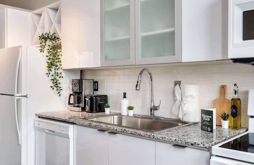 Downtown Cincinnati Apartment | Downtown 1 Bed with Pool Hot Tub