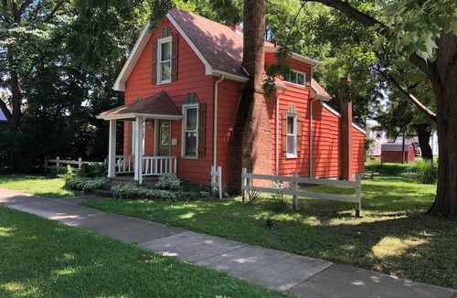 Wabash House | Downtown 2 Bedroom Cottage, Sleeps 6, Walking Distance to Honeywell, Downtown Restaurants, Shopping