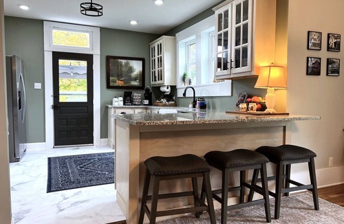 Livingston House | Downtown 4-bedroom with boat and Rv parking close to Lake