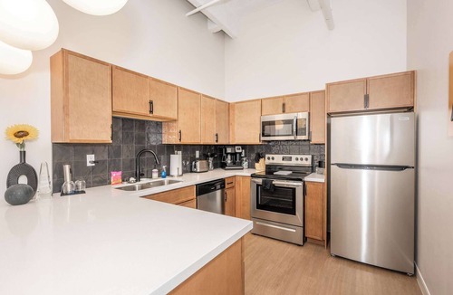 Central Business District Apartment | Downtown Cincinnati 2BR | 2 Kings | Walk to Reds