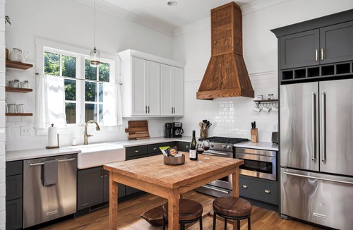 Historic Downtown Franklin House | Downtown Franklin Farmhouse. Steps to Dining, Shops & Cafes