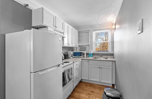 Waterford Valley Apartment | Downtown Gem 2BR Tub Parking