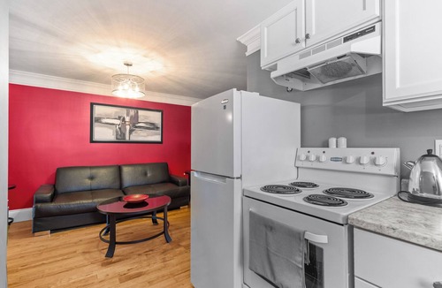 Waterford Valley Apartment | Downtown Gem 2BR Tub Parking