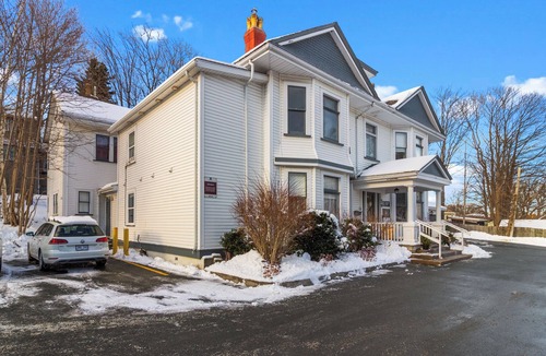 Waterford Valley Apartment | Downtown Gem 2BR Tub Parking