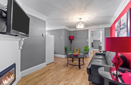 Waterford Valley Apartment | Downtown Gem 2BR Tub Parking