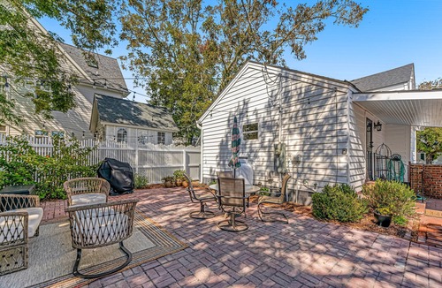 Morehead City House | Downtown home 1 block from waterfront with patio, front porches, streaming