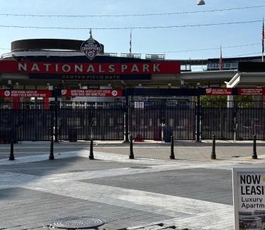 Navy Yard House | Downtown house w on-site parking walk to museums, US Capital Scap
