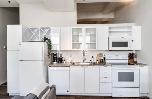 Downtown Cincinnati Apartment | Downtown King Bed Near Carew Tower w/Rooftop