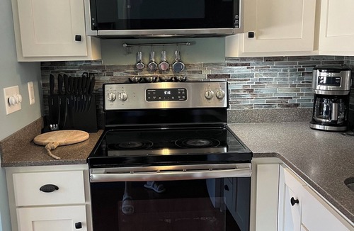 Auburn Apartment | Downtown studio/open concept with king bed. Pets welcome