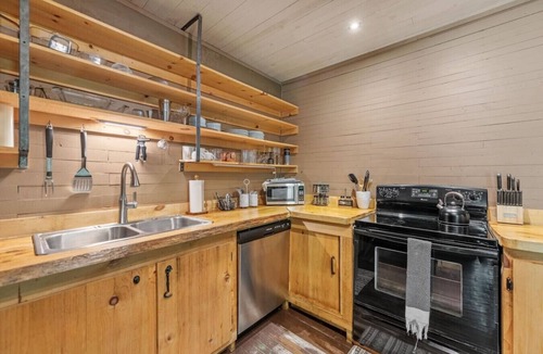 Foxfire Estates Cabin | Dreamy Mountaintop Escape for Two | Sauna & Views
