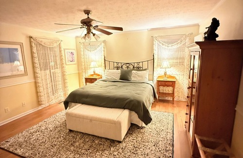 Dublin Bed & Breakfast | Dublin Farm - Stay in comfort at this beautiful 6-bedroom bed breakfast 1 King