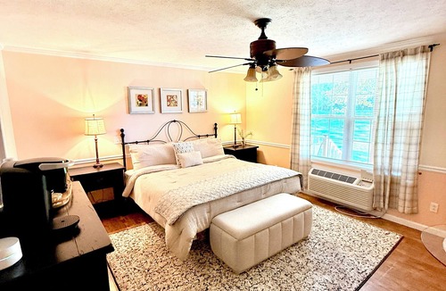Dublin Bed & Breakfast | Dublin Farm - Stay in comfort at this beautiful 6-bedroom bed breakfast 1 King