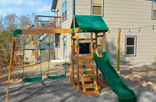 Sevierville House | Eagle Feather Cabin- Modern Retreat, Hot Tub, Games & Scenic Yard Escape