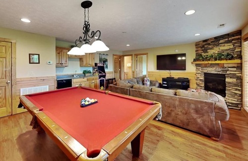 Black Bear Falls House | Eagles Point Lodge