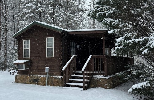 Sunset Cabin | Eastatoee Bears Cabin A with Mtn and Waterfall Hikes
