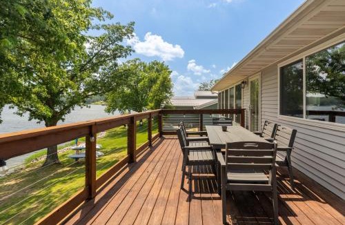 Marion House | Easy-Access Dock, Kayaks & Views