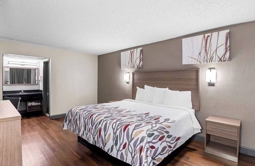 Sandston Hotel | Easy Airport Access King Stay with Nearby Dining, Parks and Shopping
