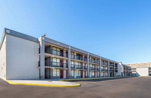 Sandston Hotel | Easy Airport Access King Stay with Nearby Dining, Parks and Shopping