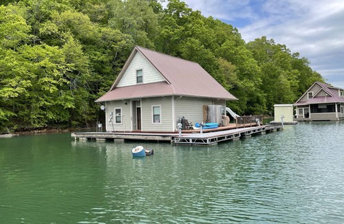 Big Creek House | Easy Street - One of the nicest floating house on the lake!