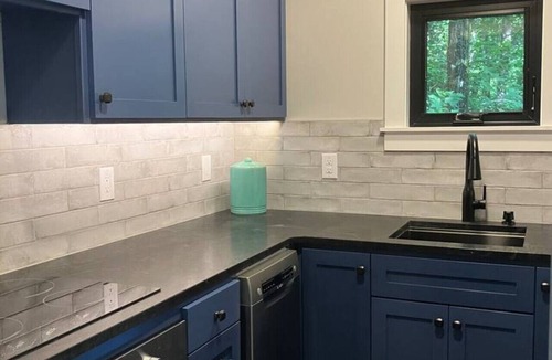 Lynn House | Eclectic 1BR Tiny Home Deck in the Trees + Parking
