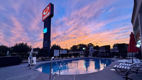 Lenoir City Cabin | Econo Lodge Lenoir City - Knoxville Area