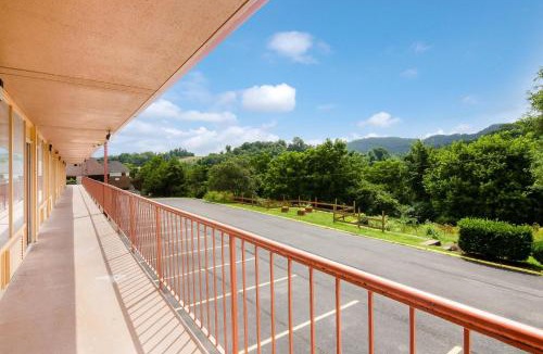 Marion Cabin | Econo Lodge Marion I-81
