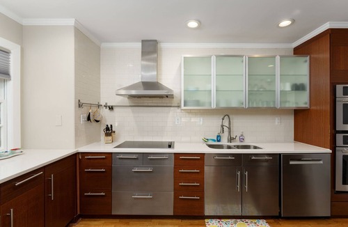 Wilmington House | Eden Oasis ~ Hot Tub, Swimming Pool, 2 King Suites, Kids Rooms, PS4, Ping Pong