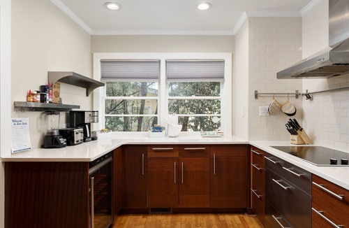 Wilmington House | Eden Oasis ~ Hot Tub, Swimming Pool, 2 King Suites, Kids Rooms, PS4, Ping Pong